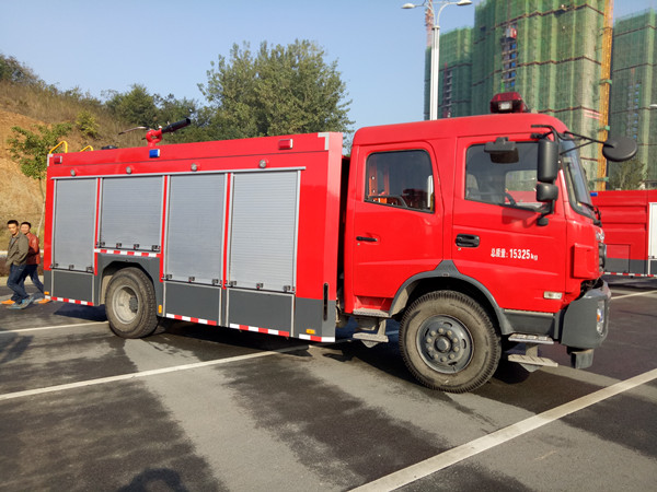 东风153型6吨泡沫消防车