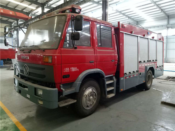 东风145型5吨泡沫消防车